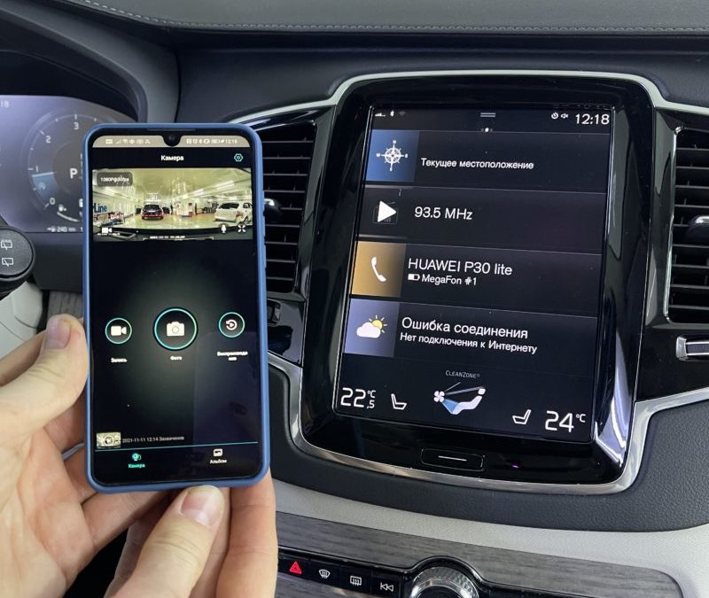 В штатную накладку салонного зеркала установили видеорегистратор — Volvo XC 90, 2021 года
