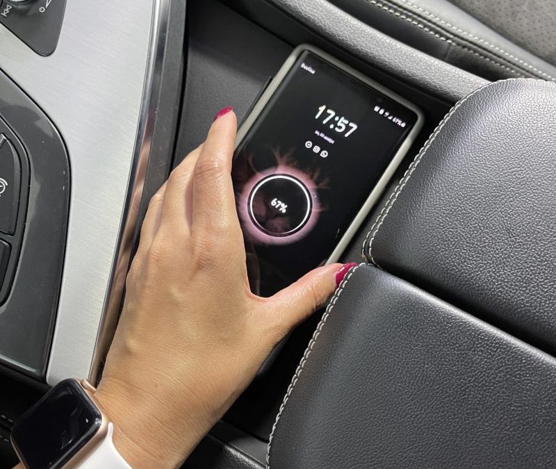 Audi Q7, 2018 года выпуска — установили беспроводную зарядку в автомобиль