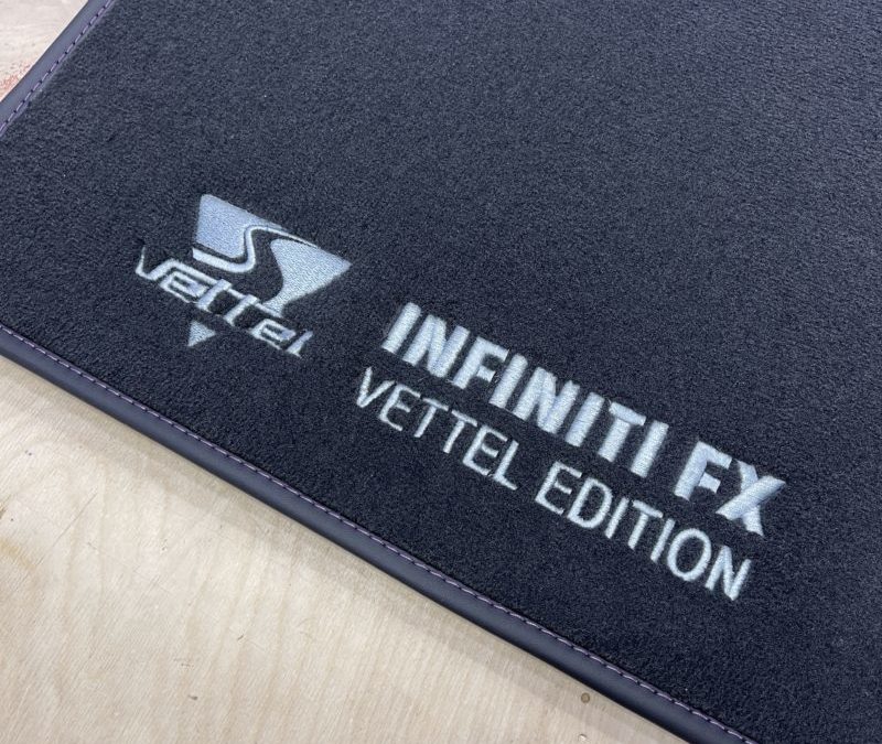 Infiniti FX Vettel Edition — пошили ворсовые коврики под оригинал с вышивкой, изготовили метровый чемоданчик