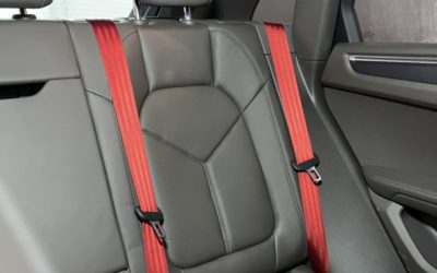 Заменили все ремни безопасности на автомобиле Porsche Macan на ярко красные