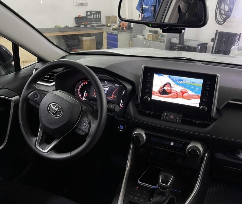 Toyota RAV4 2021 года — внедрение блока Андроид последней 11 версии в штатное место без замены ГУ