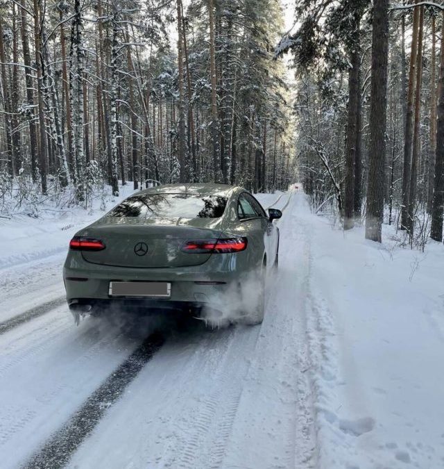 Mercedes E200 в кузове W213 — оклеен плёнкой оливкового цвета в полном антихроме