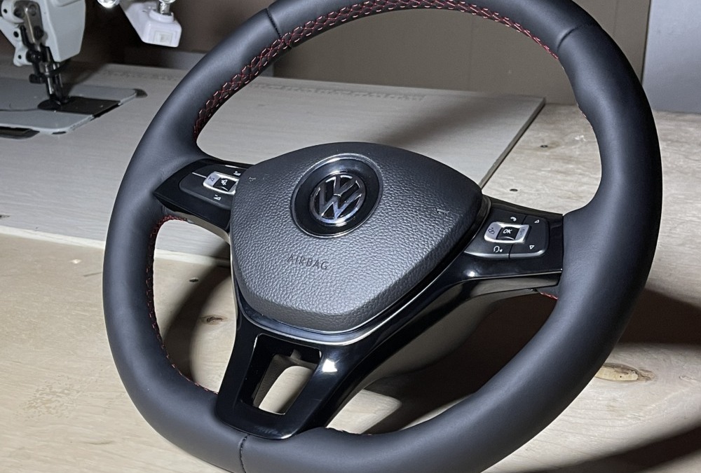 Перетянули руль от Volkswagen Polo с утолщением с использованием натуральной кожи австрийской фабрики