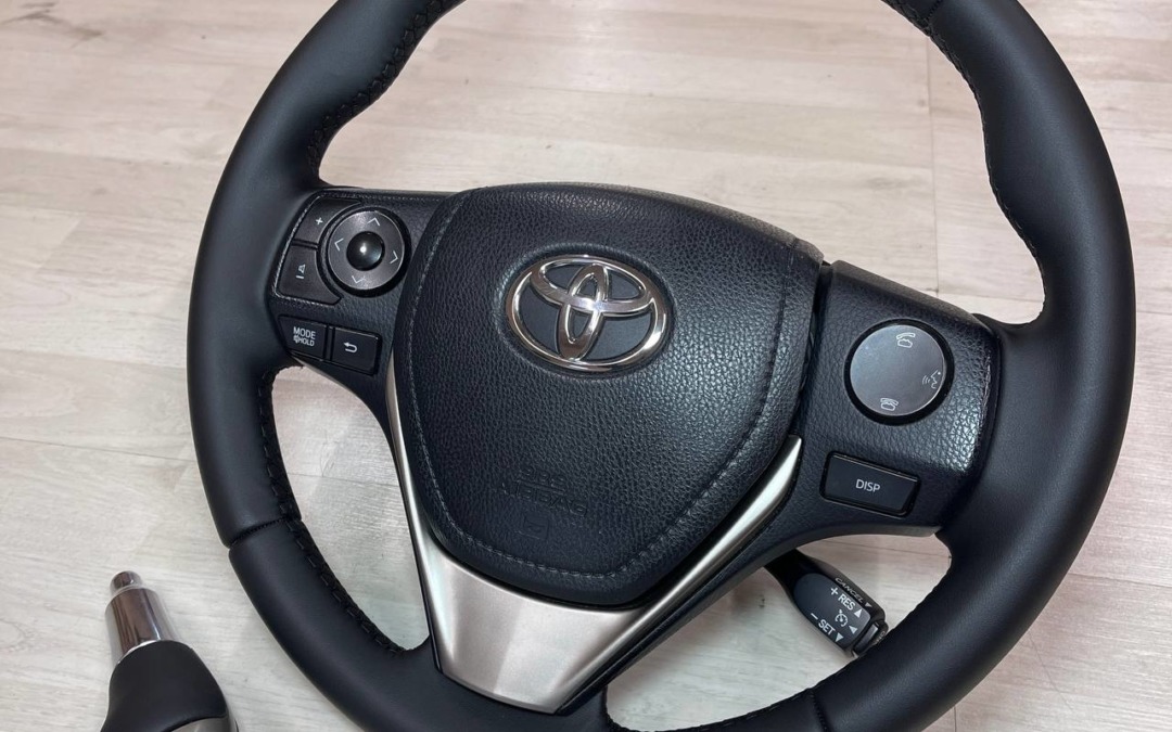 Перетяжка руля и ручки АКПП автомобиля Toyota RAV4 в экокожу