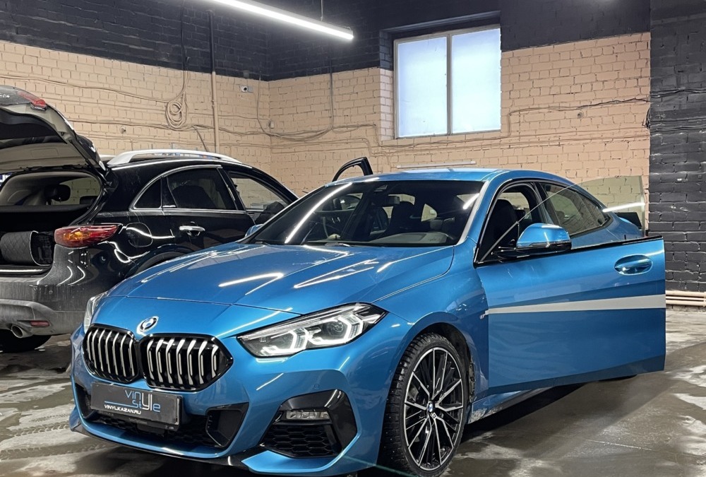 BMW 2 series — тонировка боковых стекол атермальной пленкой зеленого оттенка, лобовое пленкой хамелеон