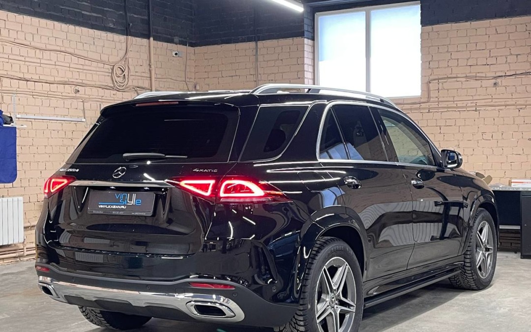 На новый автомобиль Mercedes GLE установили электрические выдвижные пороги и подключили видеорегистратор PlayMe Odder