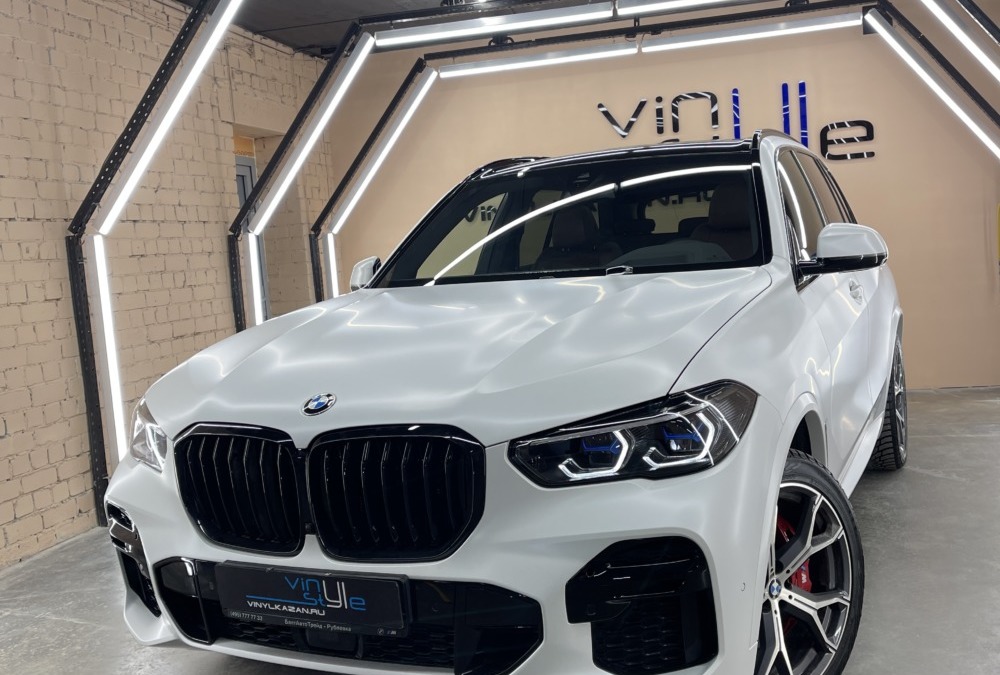 Бронирование кузова BMW X5 матовой полиуретановой пленкой Llumar, оклейка крыши, бронирование стоек дверей и фар