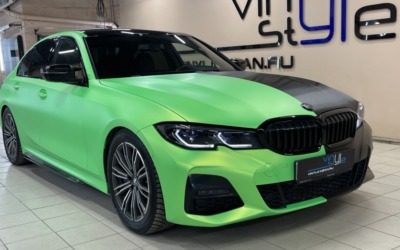 BMW G20 320D — двухцветная оклейка кузова — яркий зеленый сатин и шлифованный алюминий