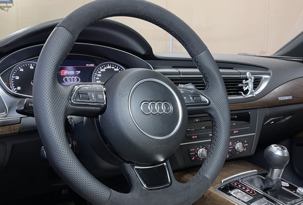 Перетяжка руля автомобиля Audi A7 с применением алькантары и натуральной псевдоперфорации, замены гофры