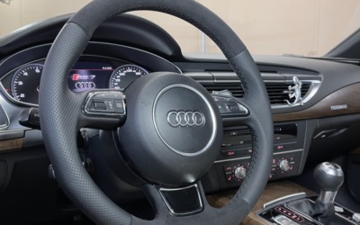 Перетяжка руля автомобиля Audi A7 с применением алькантары и натуральной псевдоперфорации, замены гофры