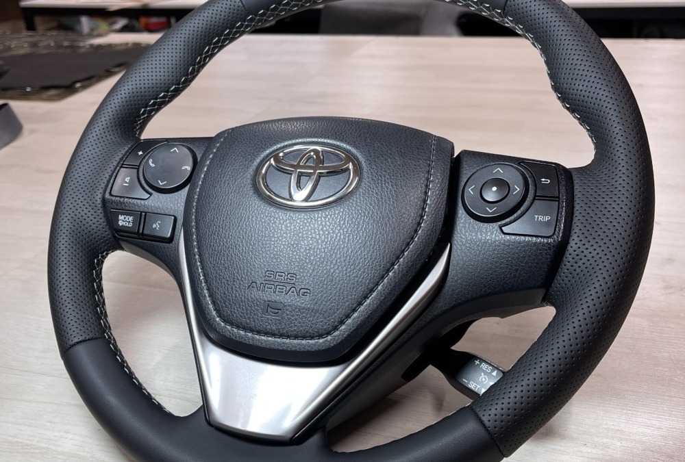 Перетяжка руля автомобиля Toyota Rav 4 с использованием экокожи и псевдоперфорации