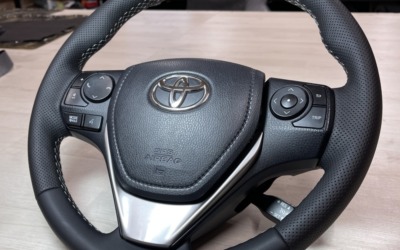 Перетяжка руля автомобиля Toyota Rav 4 с использованием экокожи и псевдоперфорации