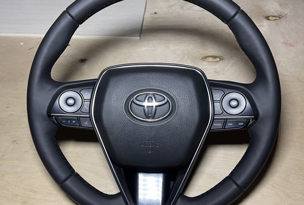 Перетянули руль Toyota Camry в натуральную кожу Наппа австрийской фабрики Wollsdorf