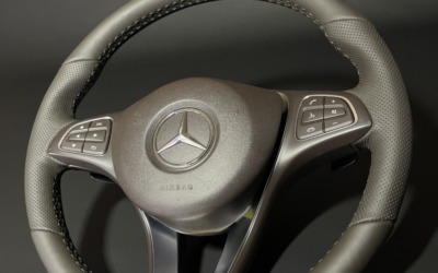 Перетянули руль Mercedes GLE 400 натуральной кожей Nappa шоколадного оттенка