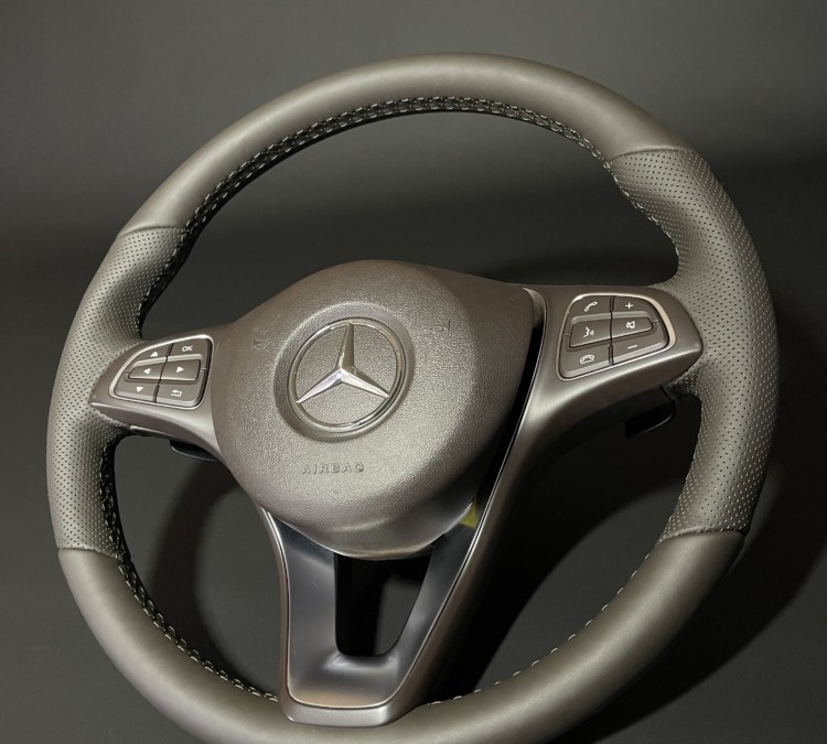 Перетянули руль Mercedes GLE 400 натуральной кожей Nappa шоколадного оттенка
