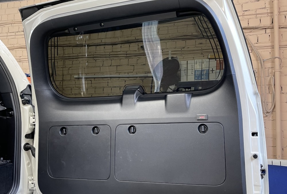 Toyota Land Cruiser Prado — установили электропривод крышки багажника.