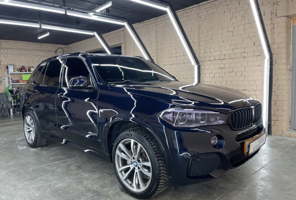 Полировка кузова и нанесение керамики BMW X5 F15, химчистка салона, аквапринт деталей интерьера, бронирование фар