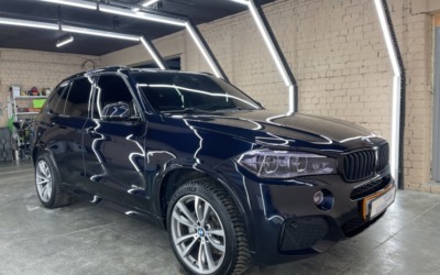 Полировка кузова и нанесение керамики BMW X5 F15, химчистка салона, аквапринт деталей интерьера, бронирование фар
