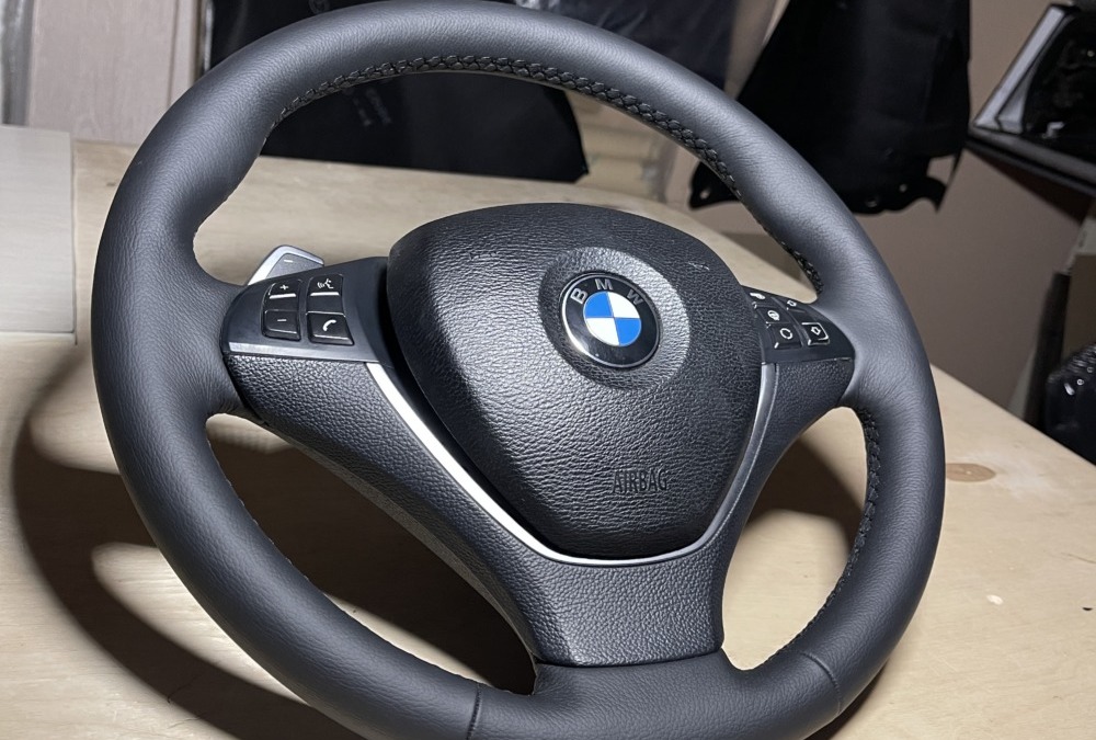 Перетянули руль BMW X6 в натуральную структурную кожу под оригинал с сохранением обогрева —