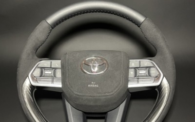 Перетяжка руля Toyota Land Cruiser 300 оригинальной алькантарой со вставками из натуральной кожи Наппа