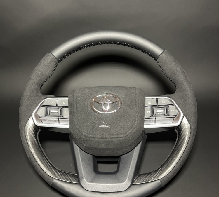 Перетяжка руля Toyota Land Cruiser 300 оригинальной алькантарой со вставками из натуральной кожи Наппа