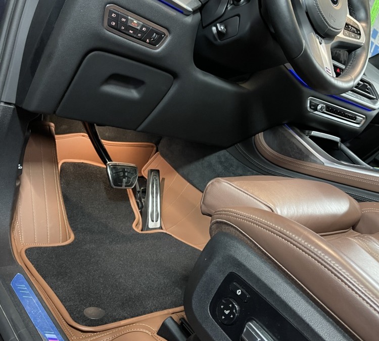 Отшили премиальные 3D ковры в три ряда и ворсовые сверху для автомобиля BMW X7