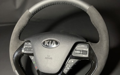 Перетяжка руля с обогревом от Kia Cerato — комбинация из натуральной кожи и оригинальной алькантары