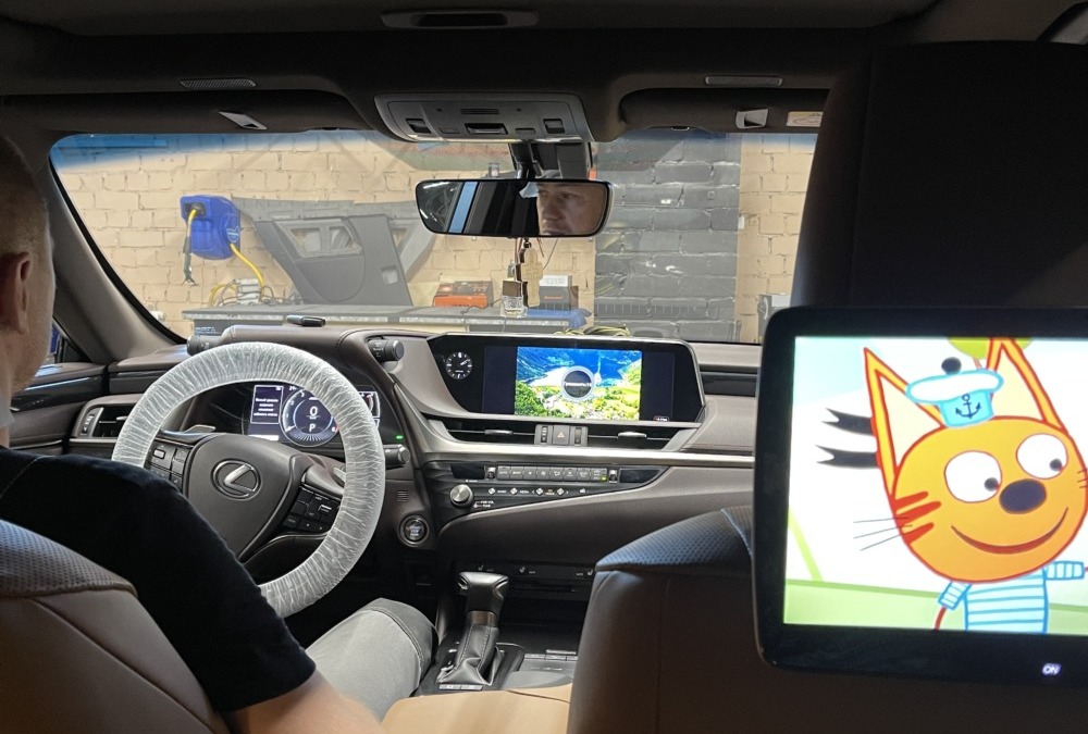Lexus ES 250  2021 г.в. — установили блок Android, электропривод крышки багажника, доводчики дверей