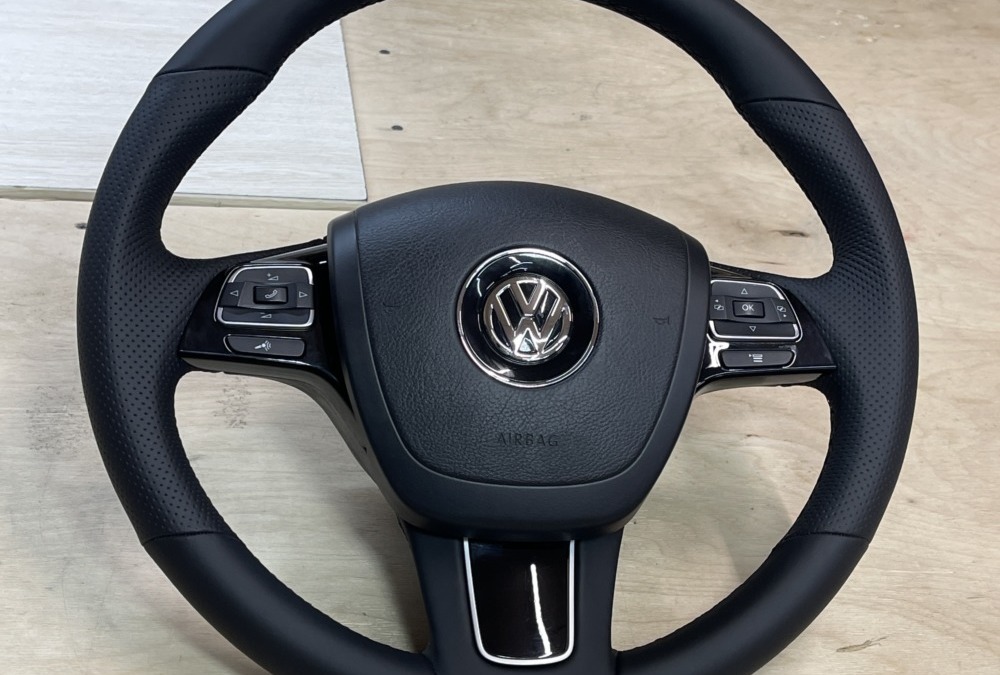 Volkswagen Touareg — перетяжка руля в натуральную кожу с выпиливанием дополнительных канавок для комбинации гладкой Наппы с псевдоперфорацией