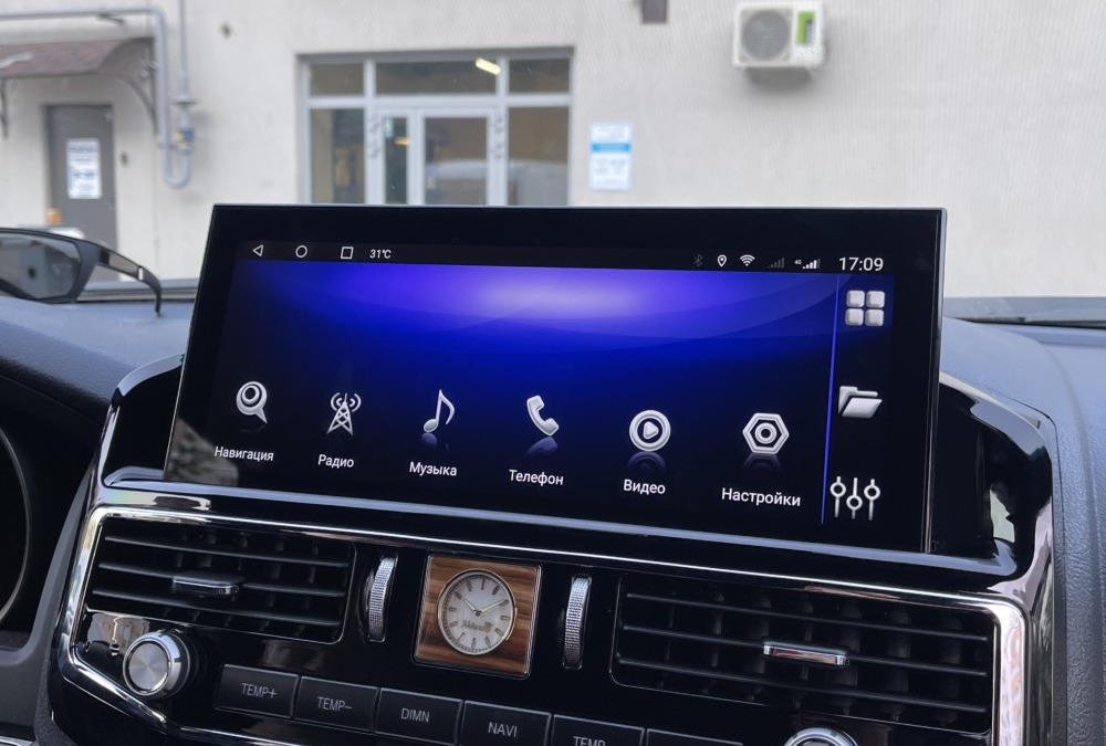 Установили головное устройство на базе Android в стиле Toyota Land Cruiser 300