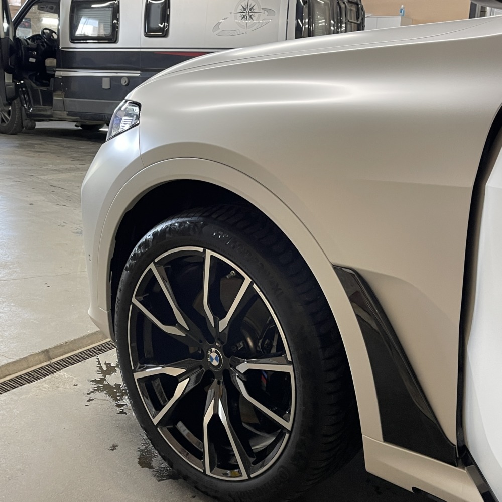 Установили выдвижные пороги на новый автомобиль BMW X7 - Vinyl Style