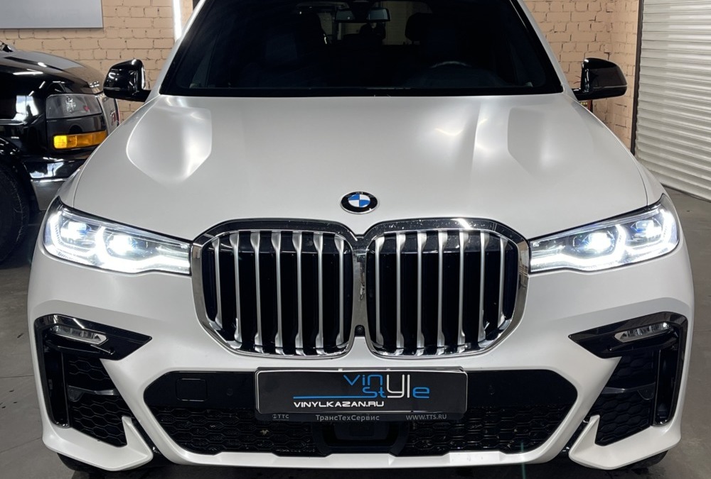 Установили выдвижные пороги на новый автомобиль BMW X7