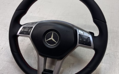 Перетянули руль Mercedes C180 в гладкую экокожу с псевдоперфорацией, сделали нулевую метку с красной строчкой