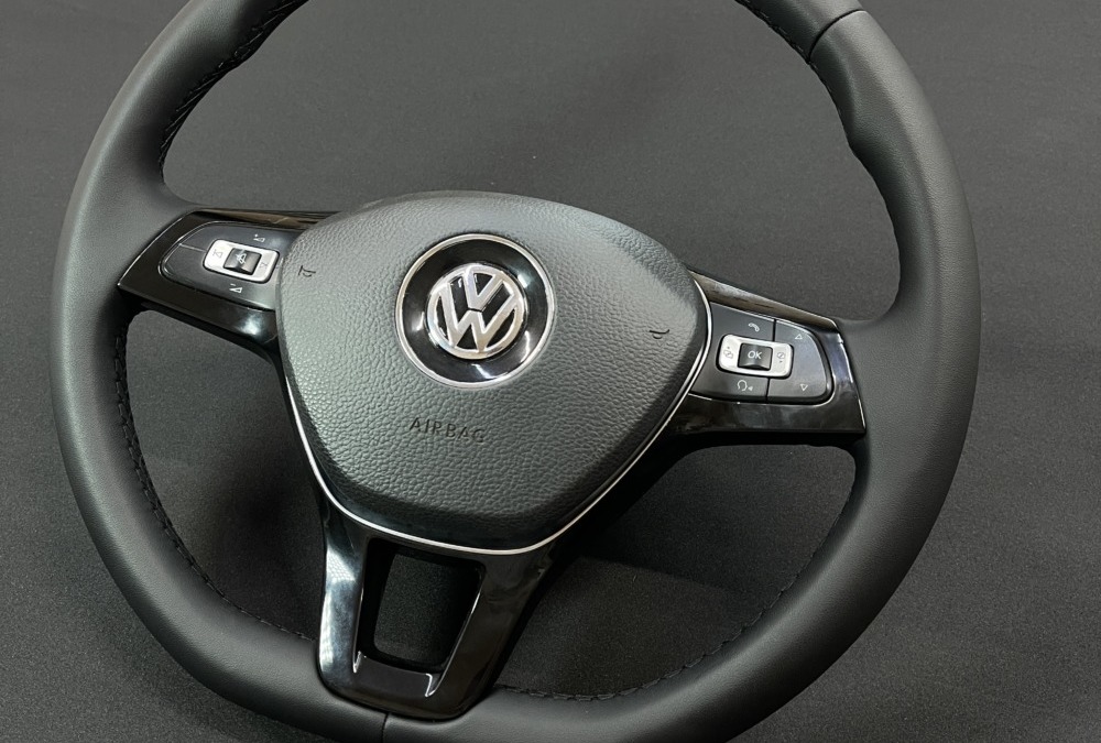Volkswagen Polo — перетяжка руля и ручки КПП в экокожу
