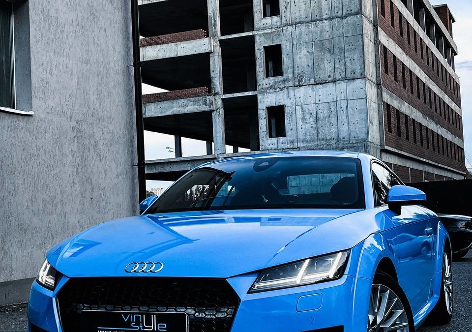 Оклейка Audi TT в плёнку небесно голубого оттенка