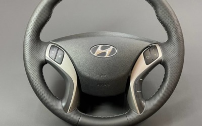 Перетяжка руля автомобиля Hyundai i30 в гладкую экокожу Наппа с псевдоперфорацией.