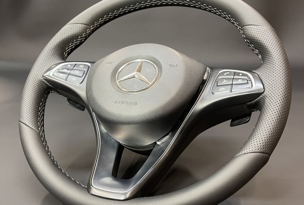 Перетяжка руля Mercedes C-class W205 в экокожу — комбинация гладкой Наппы и псевдоперфорации