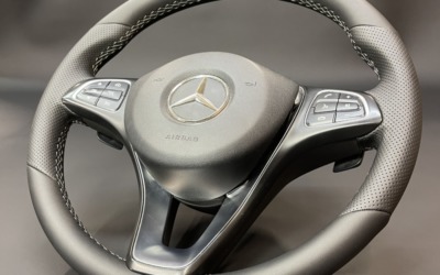 Перетяжка руля Mercedes C-class W205 в экокожу — комбинация гладкой Наппы и псевдоперфорации