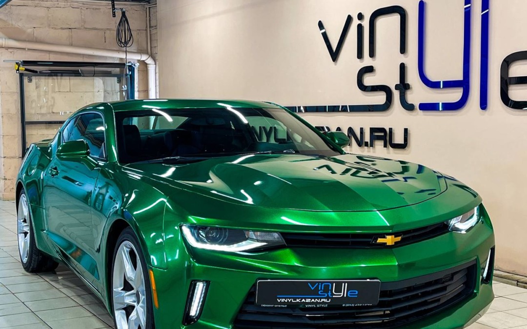 Chevrolet Camaro — оклеили кузов вместе с дверными проёмами в сочный зелёный металлик