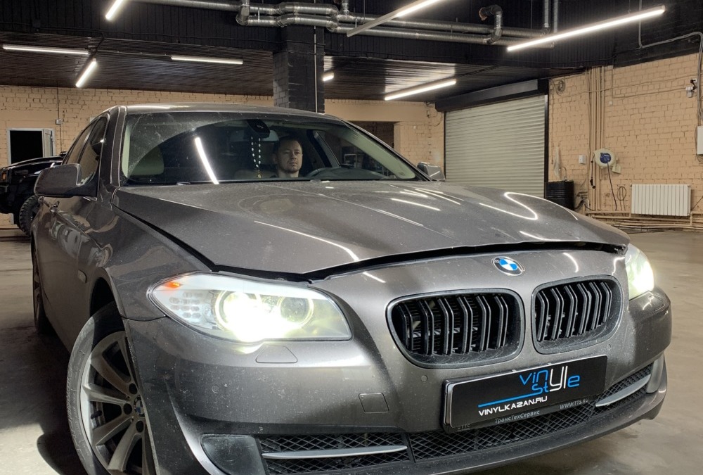 BMW 5 series F10 — отремонтировали шторку линзы фары, почистили корпус и произвели регулировку фар