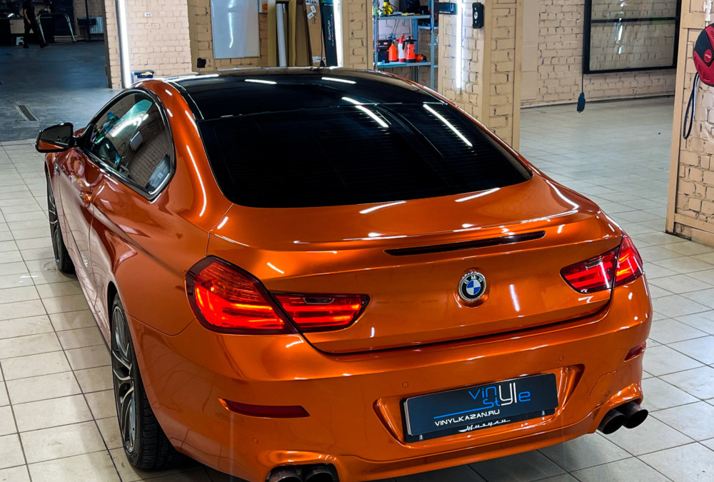 BMW 6 series — оклейка автомобиля оранжевой глянцевой пленкой. Оклейка крыши черной полиуретановой пленкой.