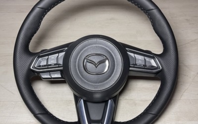 Перетяжка руля Mazda 6 в экокожу со вставками из псевдоперфорации, цвет нитки — темно серый