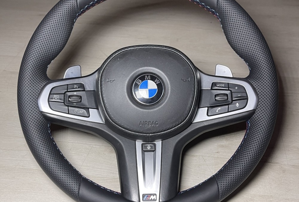 Перетяжка руля BMW X4 в натуральную австрийскую кожу со вставками из псевдоперфорации