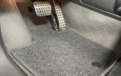 В салон Mercedes G350 изготовили 3D коврики из экокожи премиального качества, отшили комплект ворсовых ковров графитового оттенка
