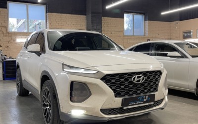 Hyundai Santa Fe 2020 года выпуска — установили электропривод крышки багажника