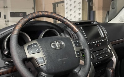 Toyota Land Cruiser 200 — изготовили 2 комплекта 3D ковров, покраска элементов руля и ручек дверей, аквапринт, перетяжка руля