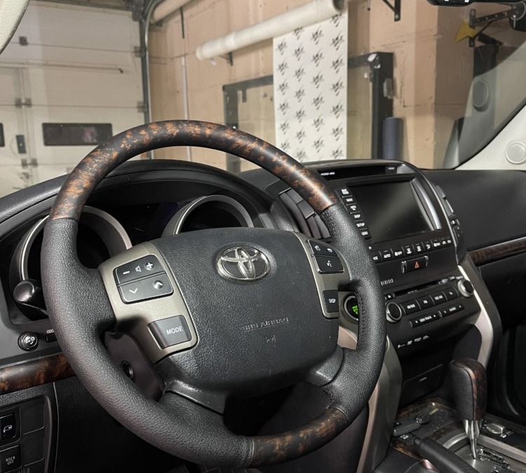 Toyota Land Cruiser 200 — изготовили 2 комплекта 3D ковров, покраска элементов руля и ручек дверей, аквапринт, перетяжка руля