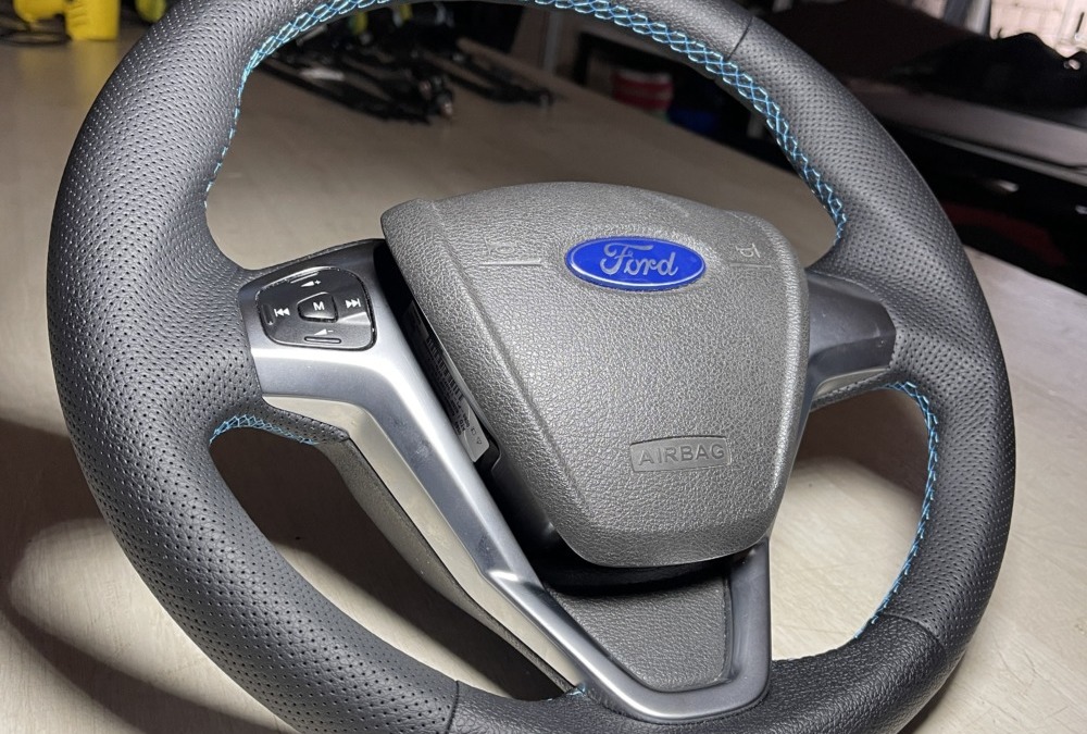 Перетянули резиновый руль от Ford Fiesta в текстурную экокожу со вставками из псевдоперфорации