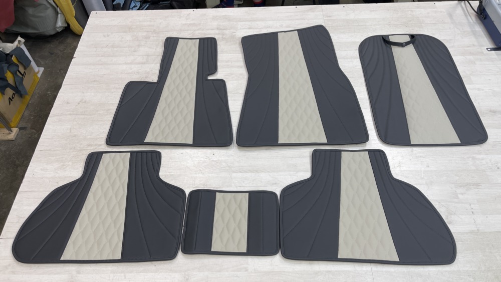 Пошив ковриков для автомобиля BMW X5 из экокожи
