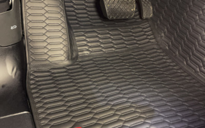Отшили уникальные 3D ковры из экокожи в салон Porsche Cayenne